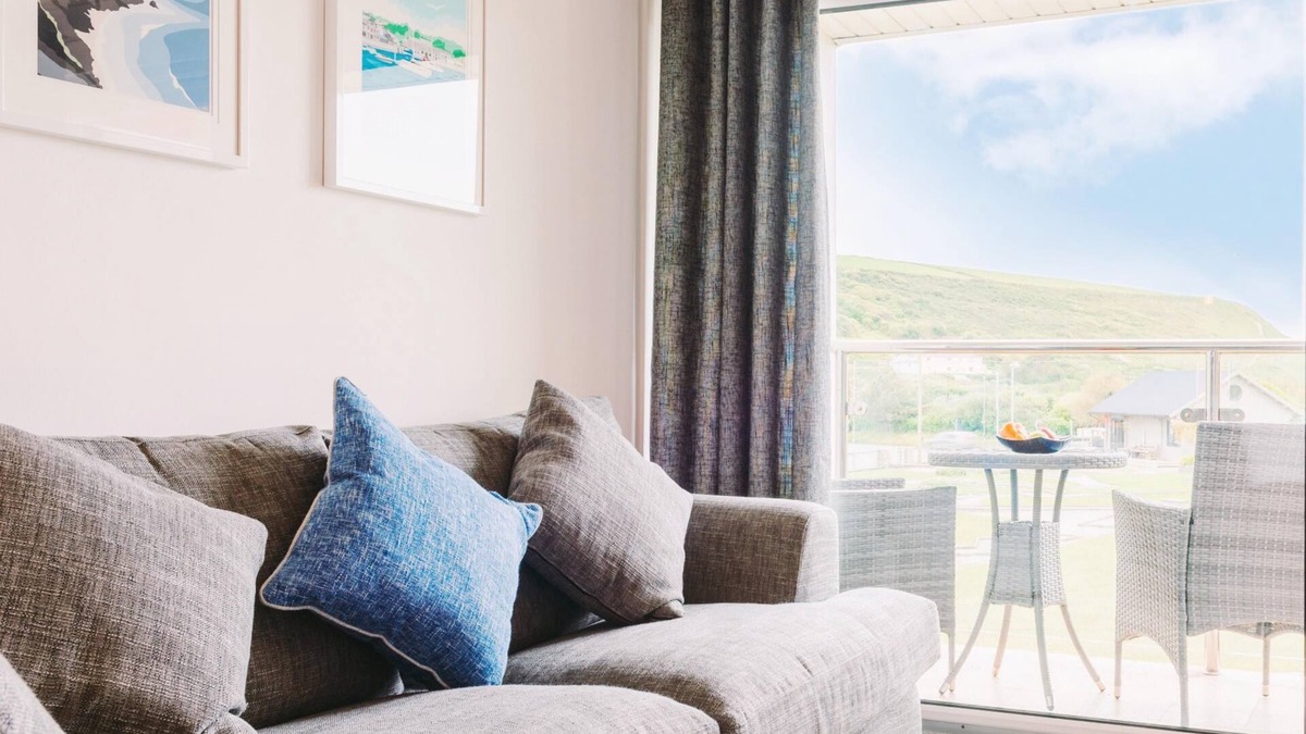 Mawgan Porth Apartment | Sandcastles 11 Europa Court - Apartment close to Mawgan Porth beach, communal heated swimming pool