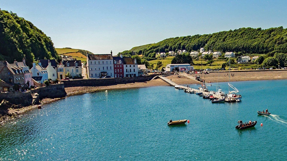St Brides House | Sanderling, on Pembrokeshire coastal path Dale, sleeps 8 and dog-friendly.nnnn