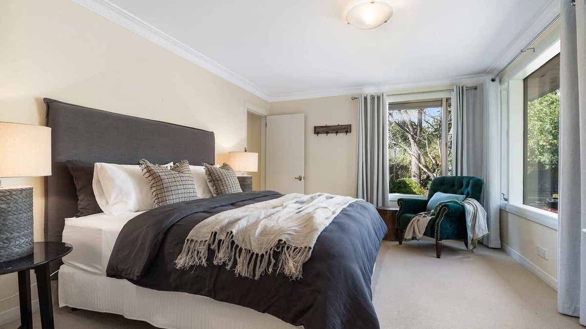 Orange East House | Sandhurst - Stunning Retreat - Pool & Tennis Court