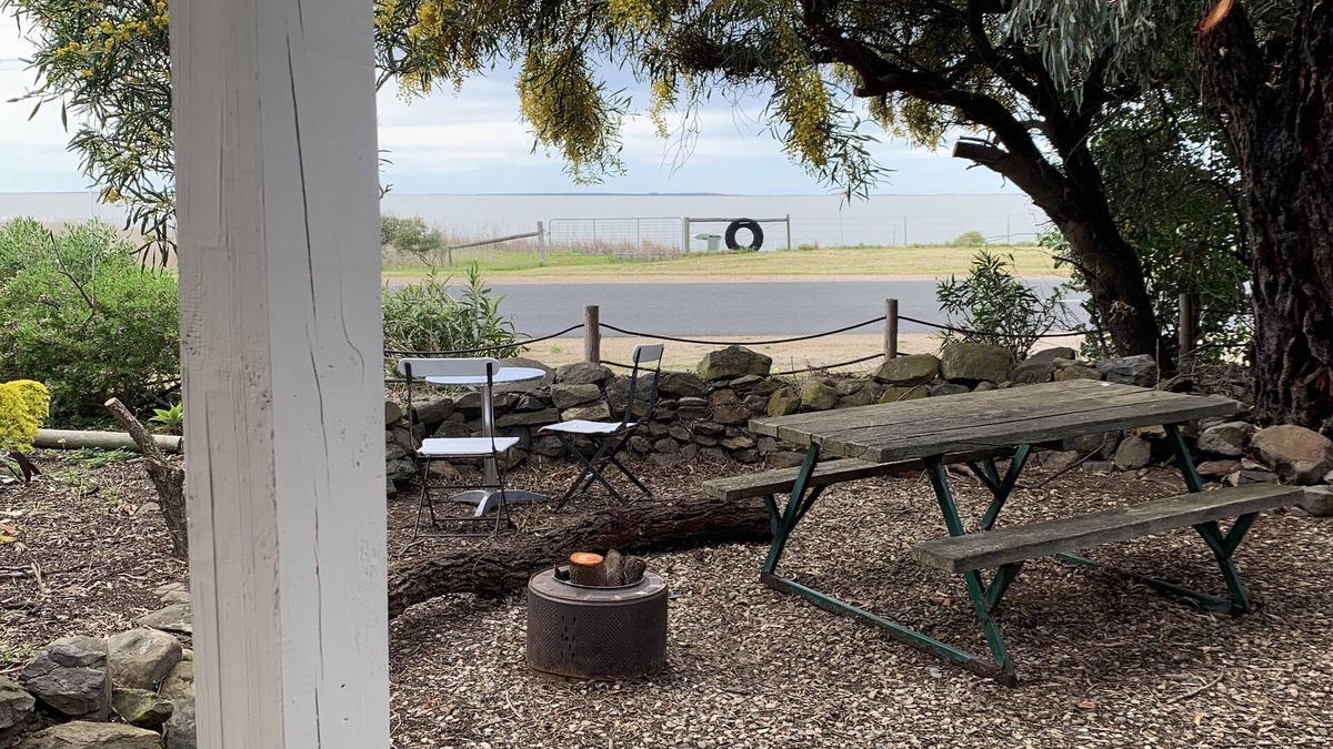 Bremer Bed & Breakfast | " Sandilira"on the shores of Lake Alexandrina.