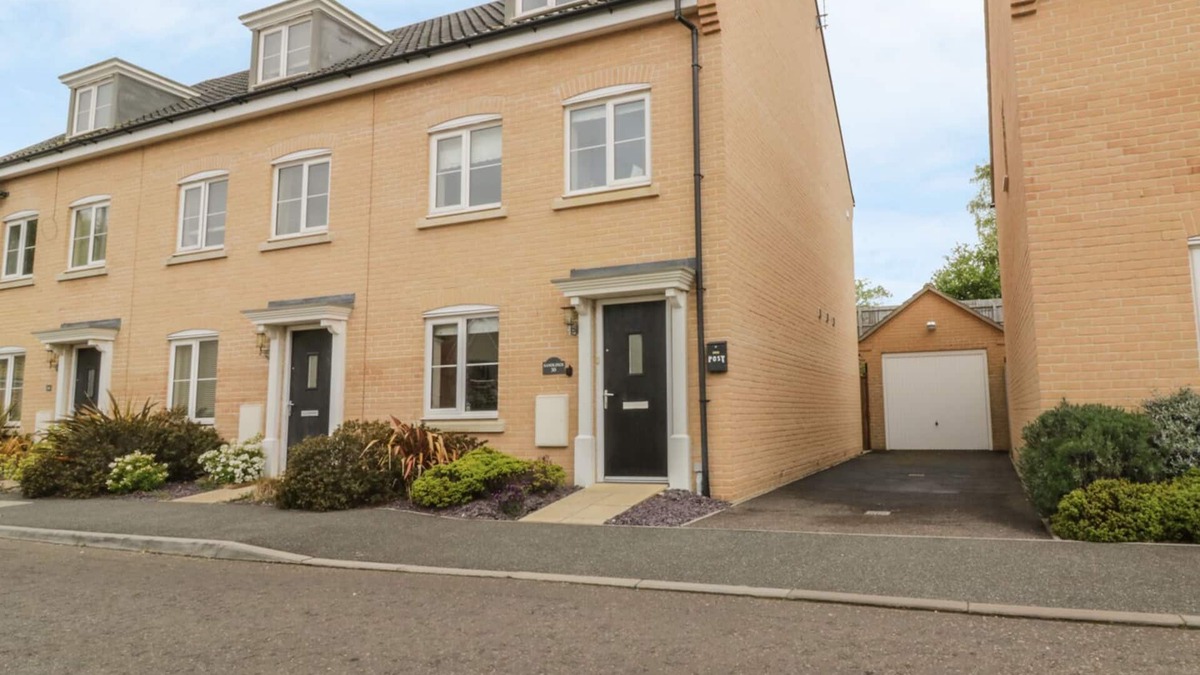 Hollesley Cottage | SANDLINGS, family friendly, with a garden in Hollesley
