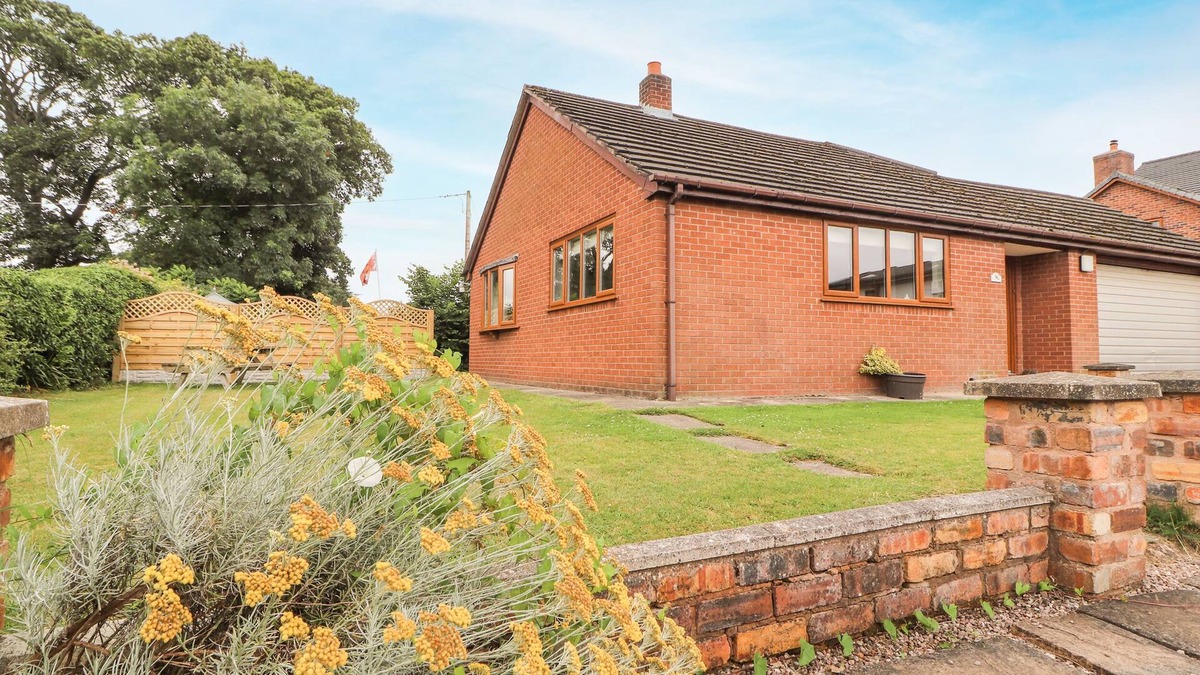 Higher Kinnerton House | SANDMARTINS, pet friendly in Higher Kinnerton, Chester