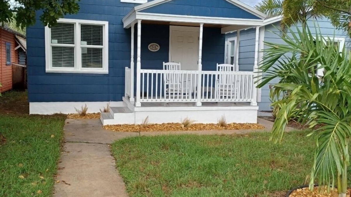 Mango Groves House | Sandpiper Cottage Newly renovated home in Lake Worth Beach Historical District.