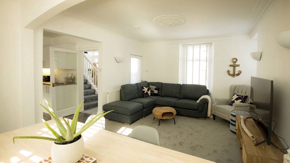 Cullen Cottage | SANDPIPER COTTAGE, pet friendly, country holiday cottage in Cullen