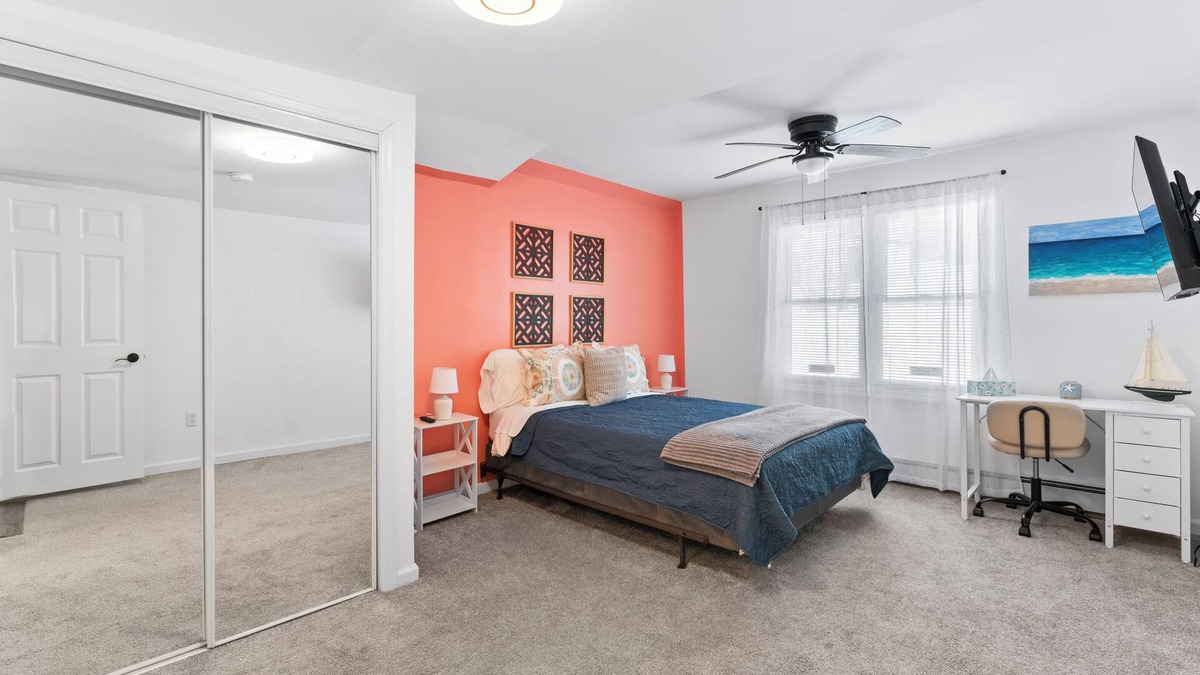 Keansburg Cottage | Sandpiper Place: 1 block to free beach w/NY views. 30min to NYC. Private drive.