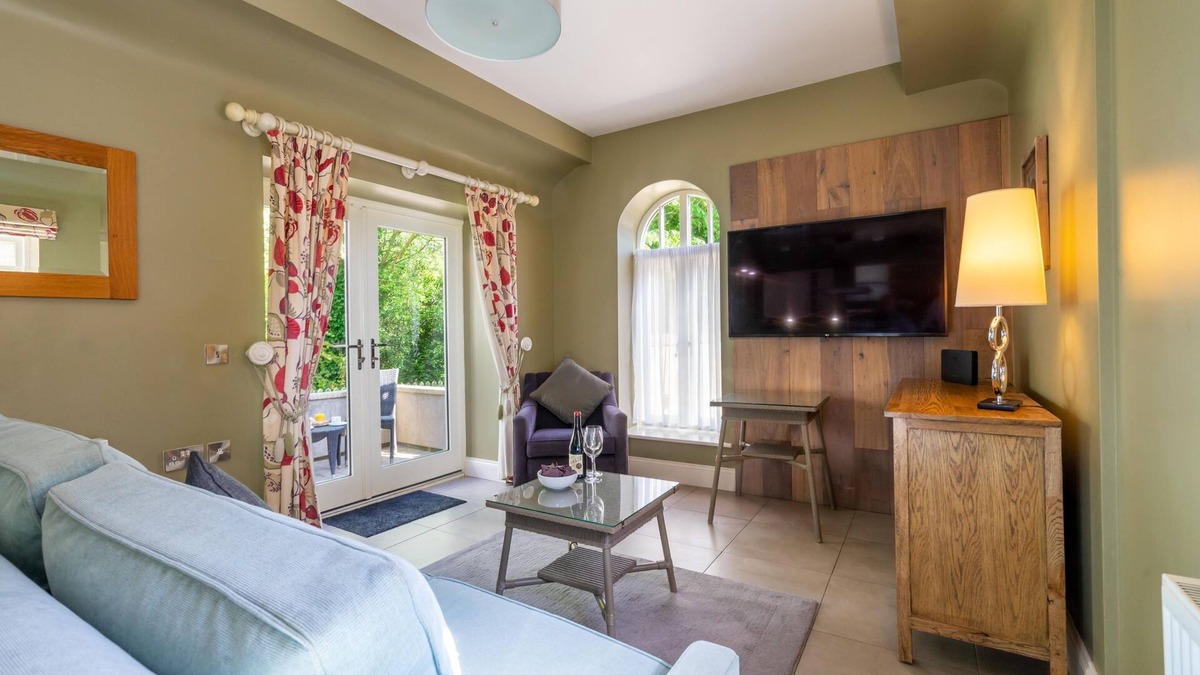 Sandsend Cottage | Sandsend - Jasmine Cottage - sleeps 2 guests in 1 bedroom