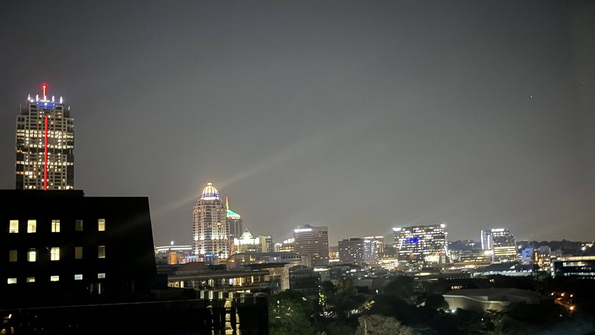 Greater Johannesburg Metropolitan Area Hotel | Sandton Sky Executive Suite with a stunning view on 7th floor