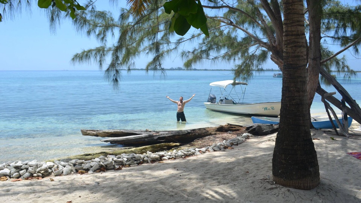 Isla de Utila House | Sandy Bay Beachfront House in Diver's Paradise, Views, Deck.