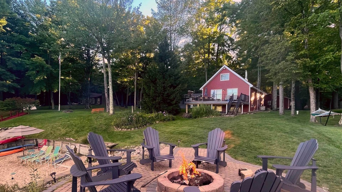 Gladwin Cottage | Sandy Beach Chalet with Fire-pit on the Lake