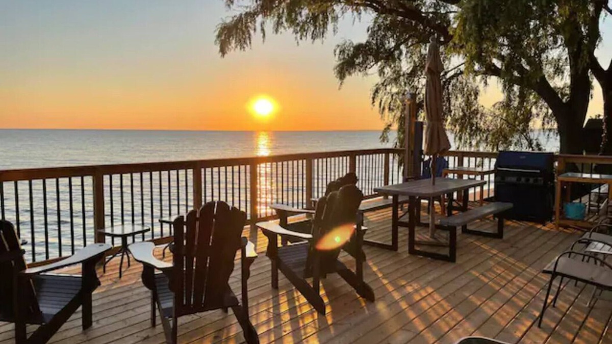 Leamington Cottage | Sandy Beach, Waterfront. Birders, Wineries.