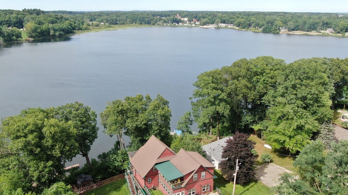 Cassopolis House | Sandy Beach Wheelchair-Friendly Knotty Pine Lodge w/47 Wooded Acres!