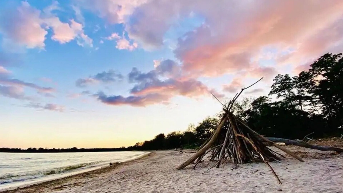 Dunnville Cottage | Sandy Beachfront Bliss ~ Erie Waterfront ~ Wifi ~ Firepit ~ BBQ