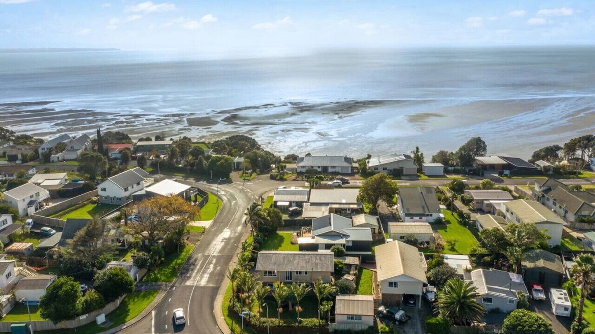 Clarks Beach House | Sandy Feet Retreat close to Beach