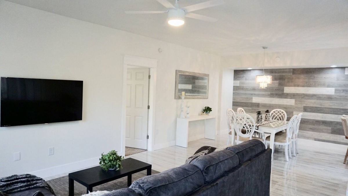 Bella Vista Condo | : Sandy Feet Retreat: Walk to the Beach! :