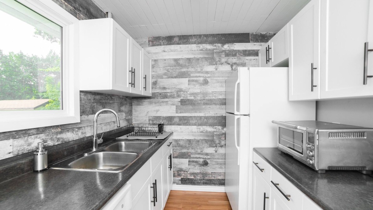 Manitoba House | 🏖 Sandy Hook: 2 Queens, Pet Friendly, One Min to Beach, Ice Fishing and Snaks