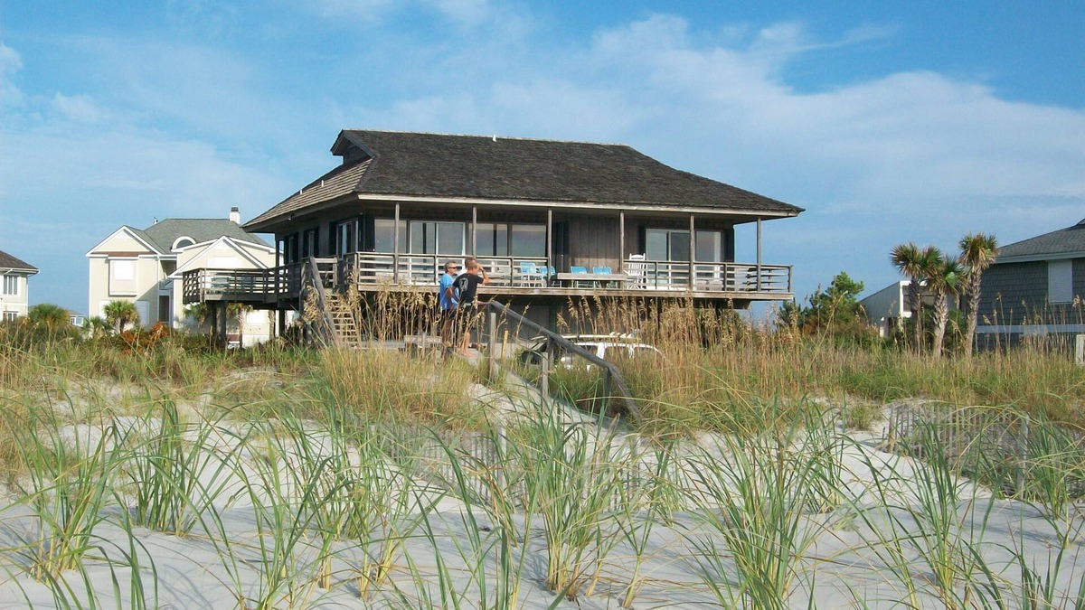 Wilmington House | Sandy Paws Cozy Beach House and direct ocean front on Figure Eight Island