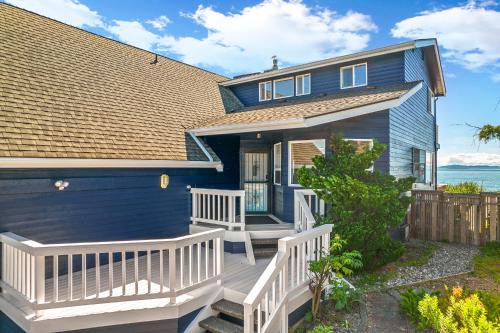 Ferndale House | SANDY POINT 6 BEDS 3 BATHS BEACH HOUSE WITH AMAZING VIEWS
