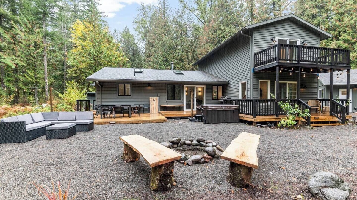 Marmot House | Sandy River Retreat | Pet Friendly | Epic Fishing