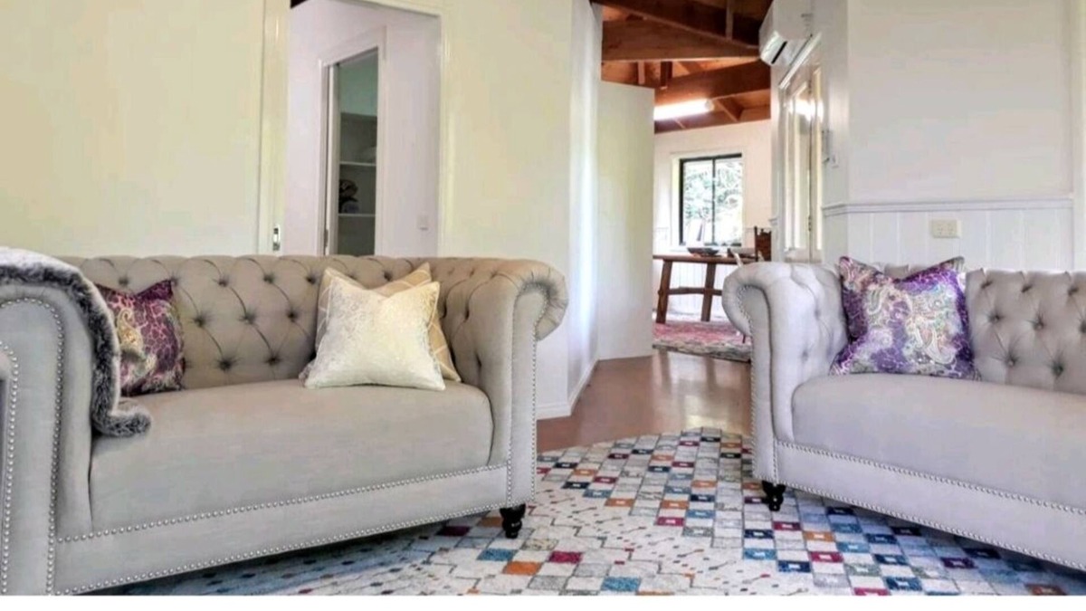 Healesville House | Sandy's pottery cottage with lush green gardens
