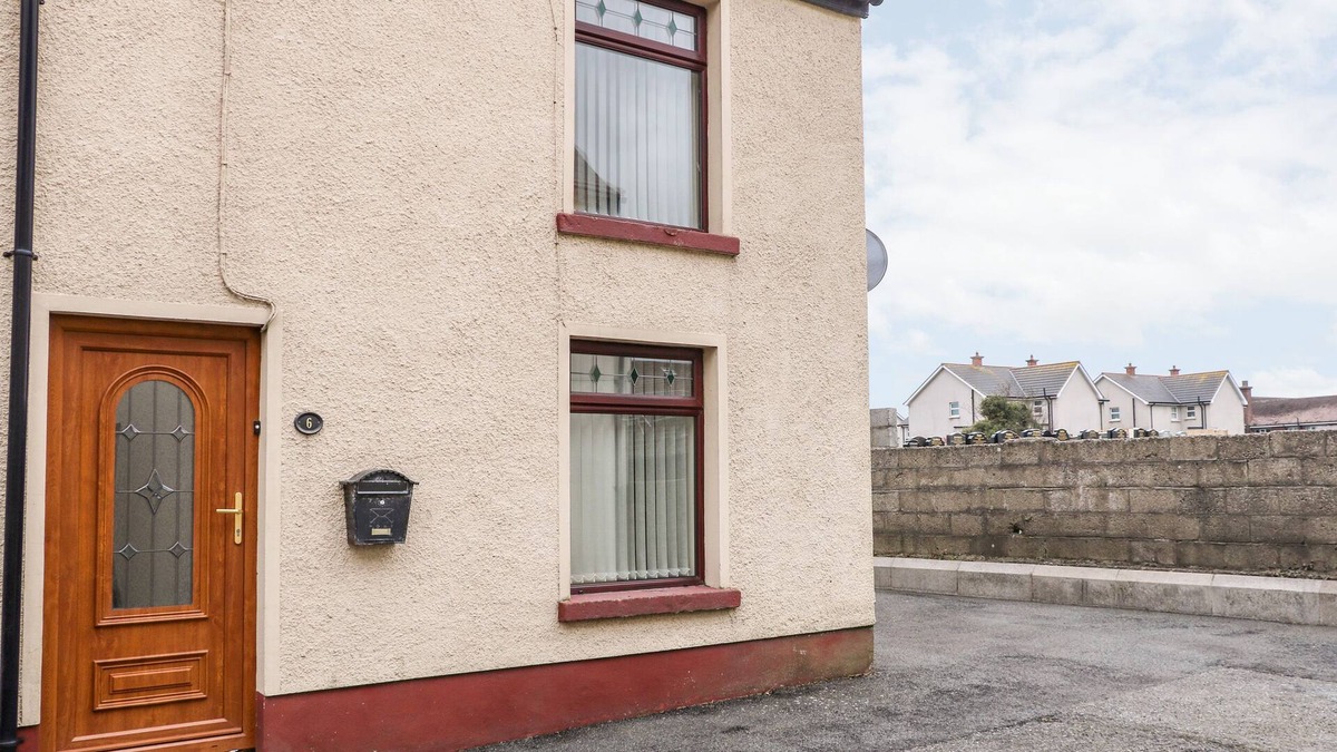 Annalong Cottage | SANDYMOUNT, pet friendly, with open fire in Annalong, County Down