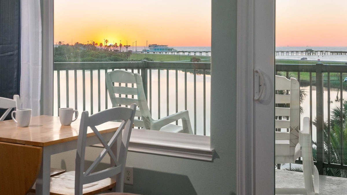 Galveston Condo | SandySmile 3-Pools Top Floor-Ocean/Pool View CLEAN