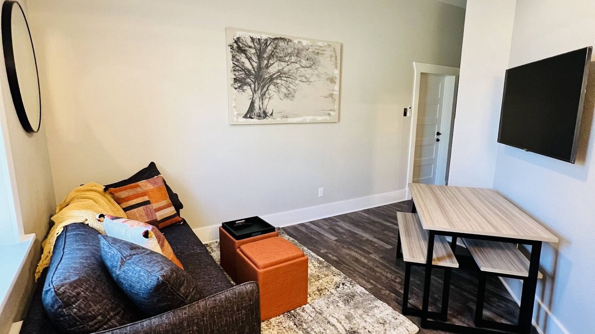 Florence Apartment | 'Sangre De Orange'- apartment in Historic Florence Colorado