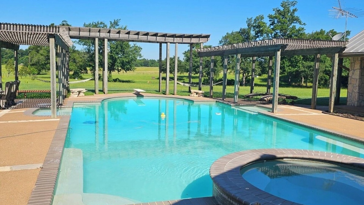 Madisonville House | Sanita Ranch with large pool, hot tub, game room and outdoor firepit.