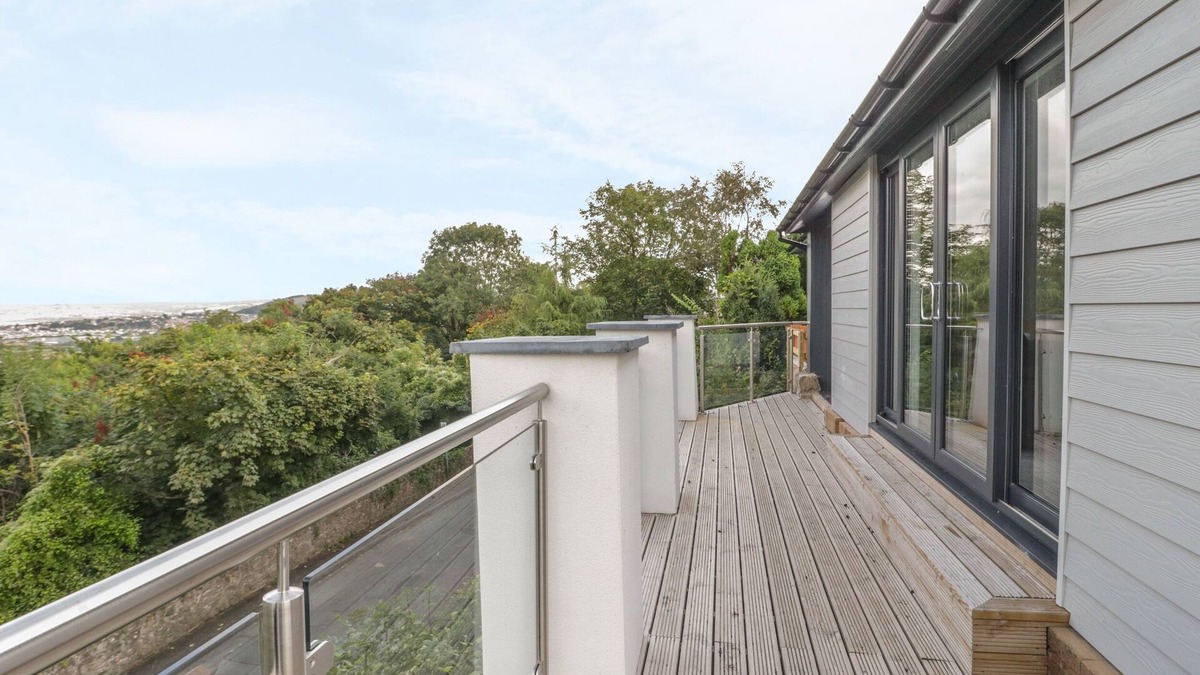 Penrhyn Bay Cottage | SANNANS LODGE, family friendly, with open fire in Penrhyn Bay