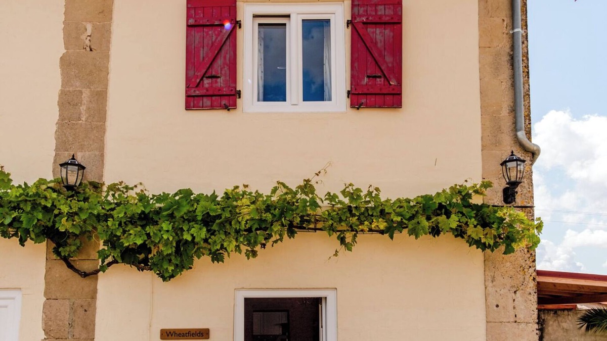 Villeneuve-la-Comtesse Cottage | Sans Souci Gites - Wheatfields - 4 Stars