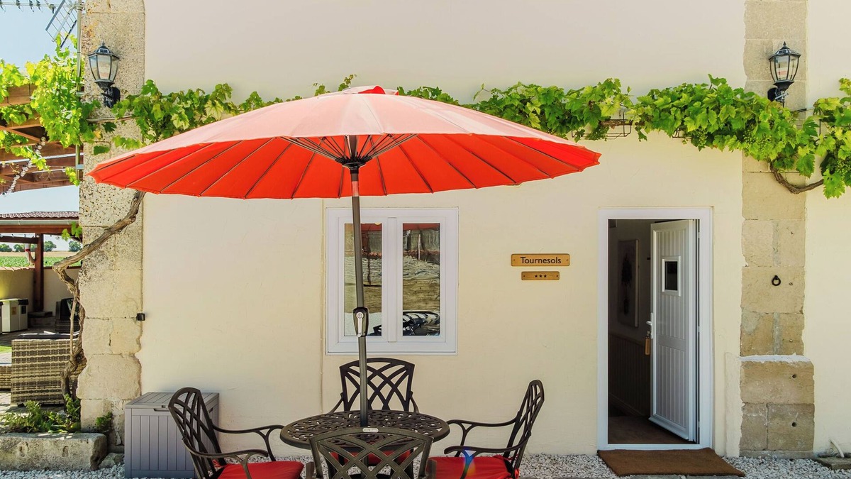 Villeneuve-la-Comtesse Cottage | Sans Souci Gites - Tournesols - 3 Stars