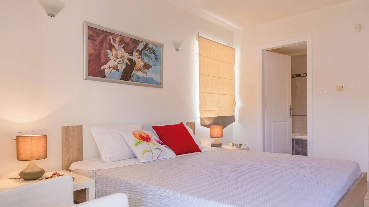 Marathon Apartment | Santa Barbara 2 floor Family Villa with Garden