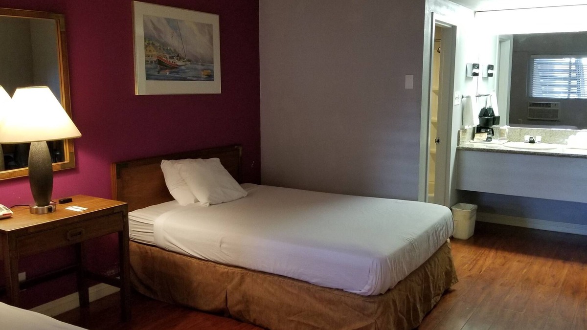 Pueblo Hotel | Santa Fe Inn Pueblo