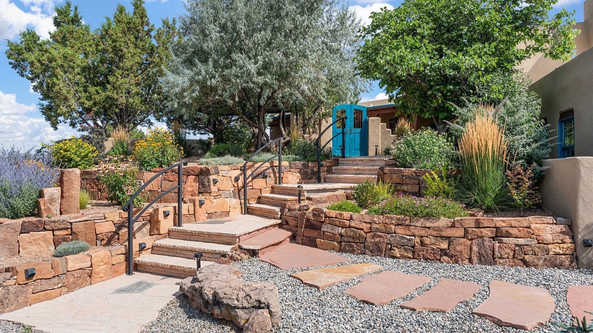 La Tierra House | Santa Fe Luxury | Hot Tub, Views , Fire Pit | Close to Plaza | Monthly Rates