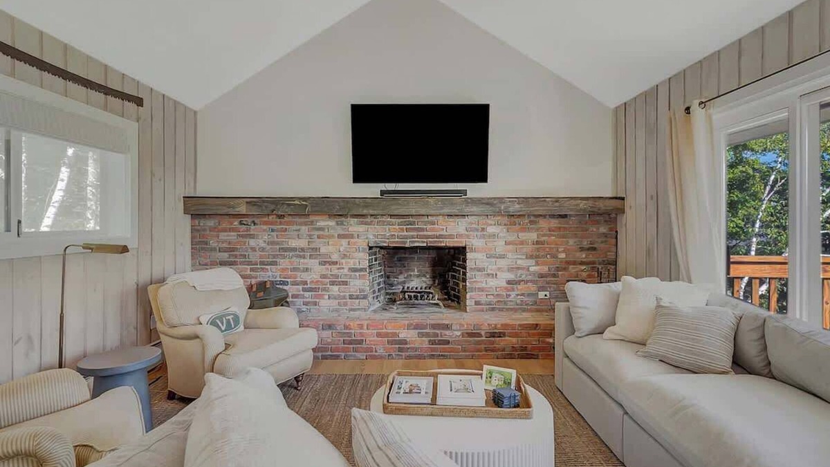 Bromley Mountain House | Sap House Hideaway | Walk to Bromley Mt w/Hot Tub