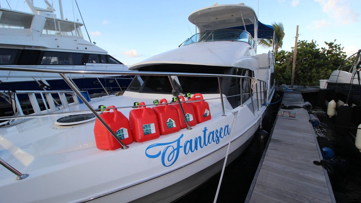 Cabes Point Boat Rental | Sapphire Beach Houseboat Sleeps 6