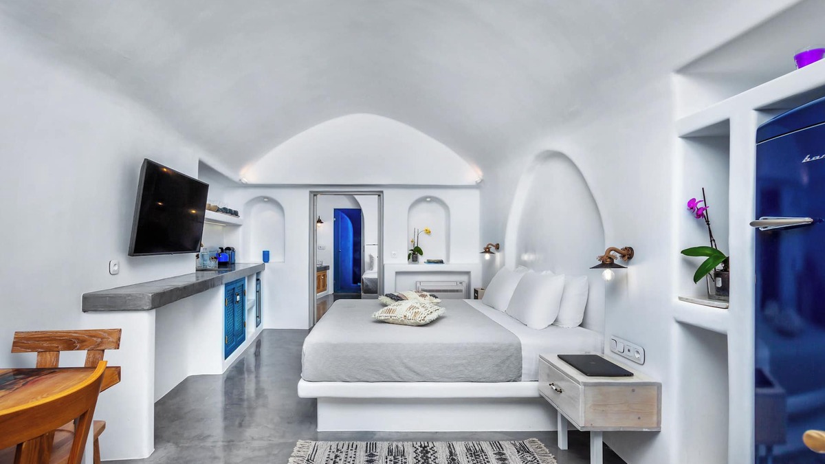 Oia Hotel | Sapphire Deluxe Suite with Private Hot Tub