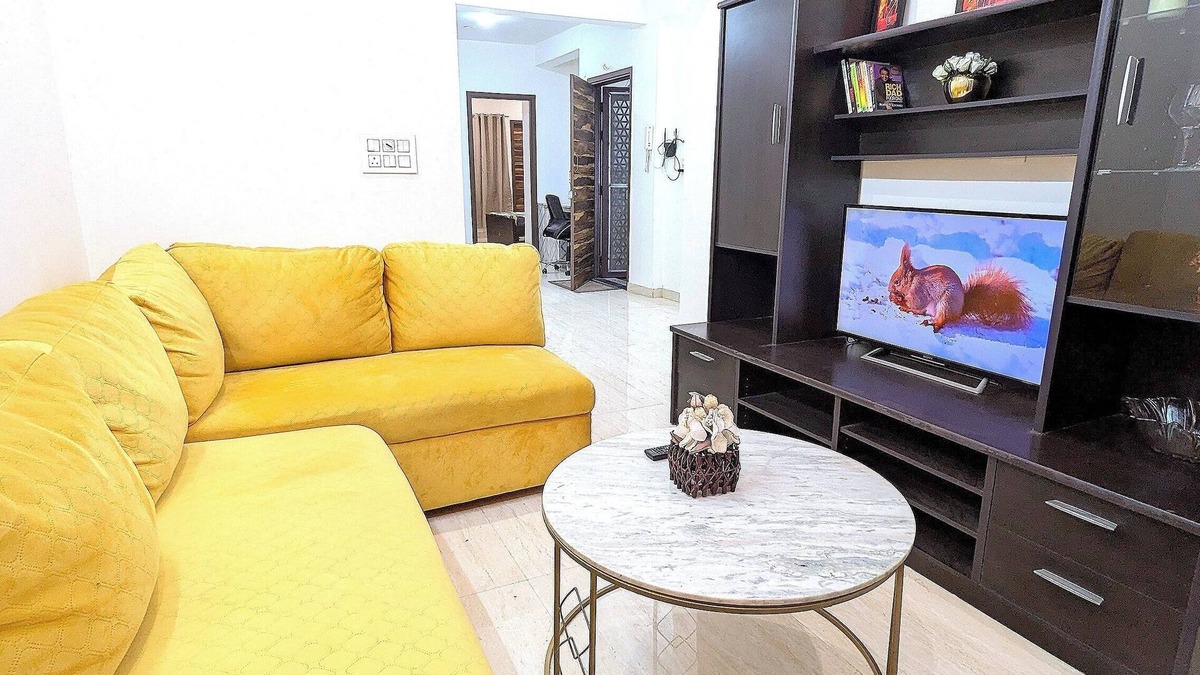 Delhi Apartment | Sapphire ~ Luxurious 3 BHK Near Lake & Golf Course , Free Wifi, Parking, Kitchen