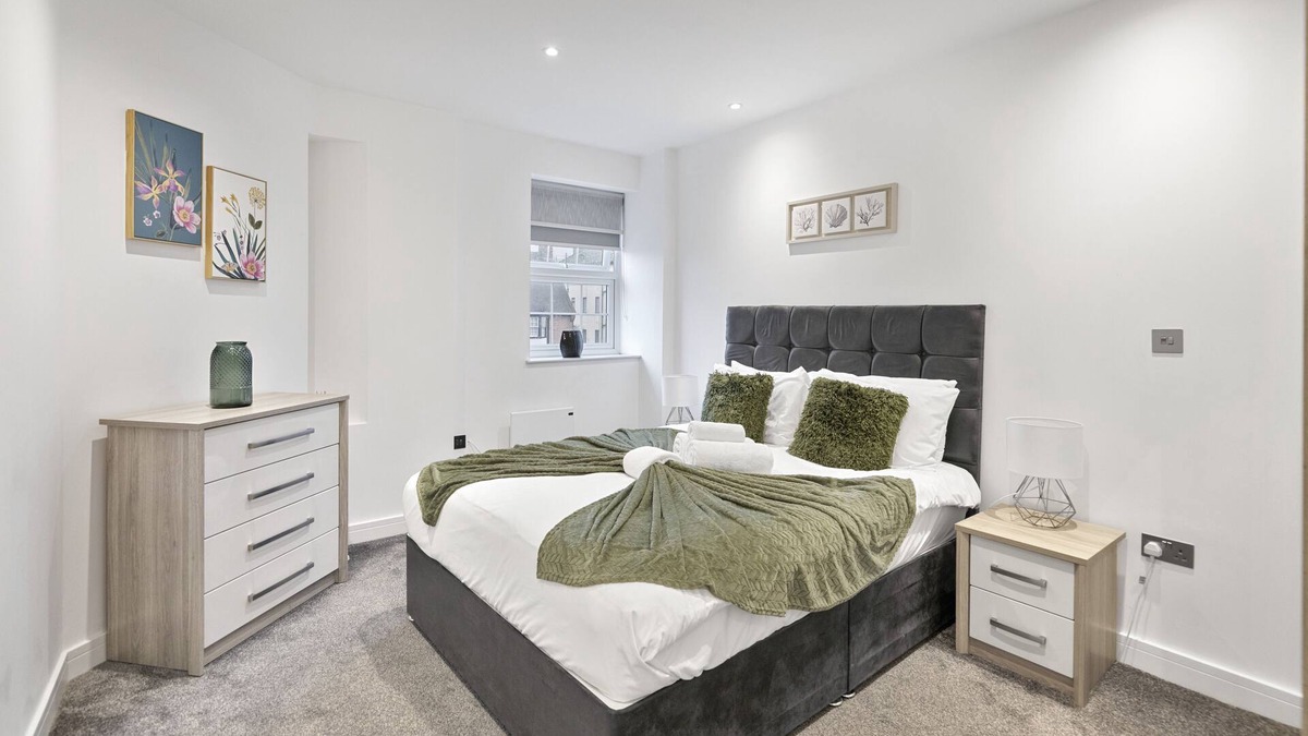 Golders Green Apartment | Sapphire Mansion