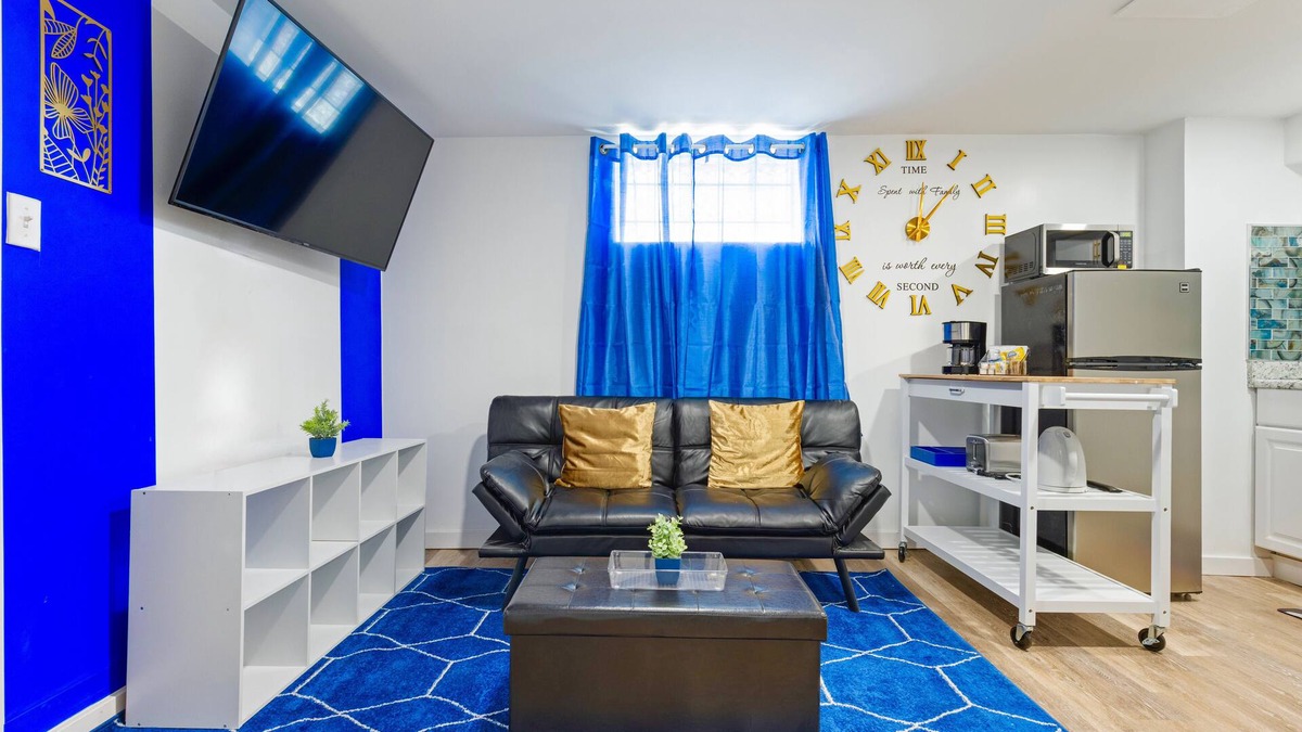 Old Brooklyn House | Sapphire | Private Basement King Room 8 Min Airp