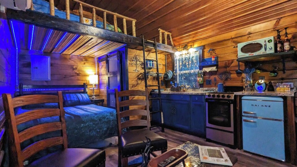 Pittsburg Cabin | Sapphire Springs Cabin, unique, blue + water themed, above Rockcastle River KY!