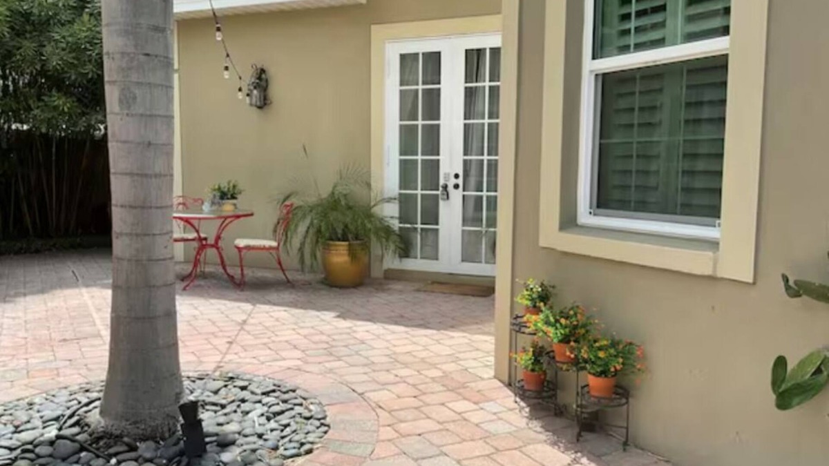 Gillespie Park Apartment | Sarasota Getaway Studio 3 mi to beautiful sandy beaches