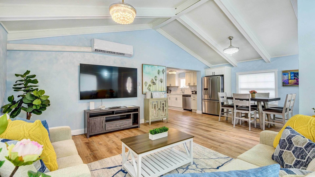 Bayou Oaks House | Sarasota Home w/Screened Porch, Walk To Zoo!