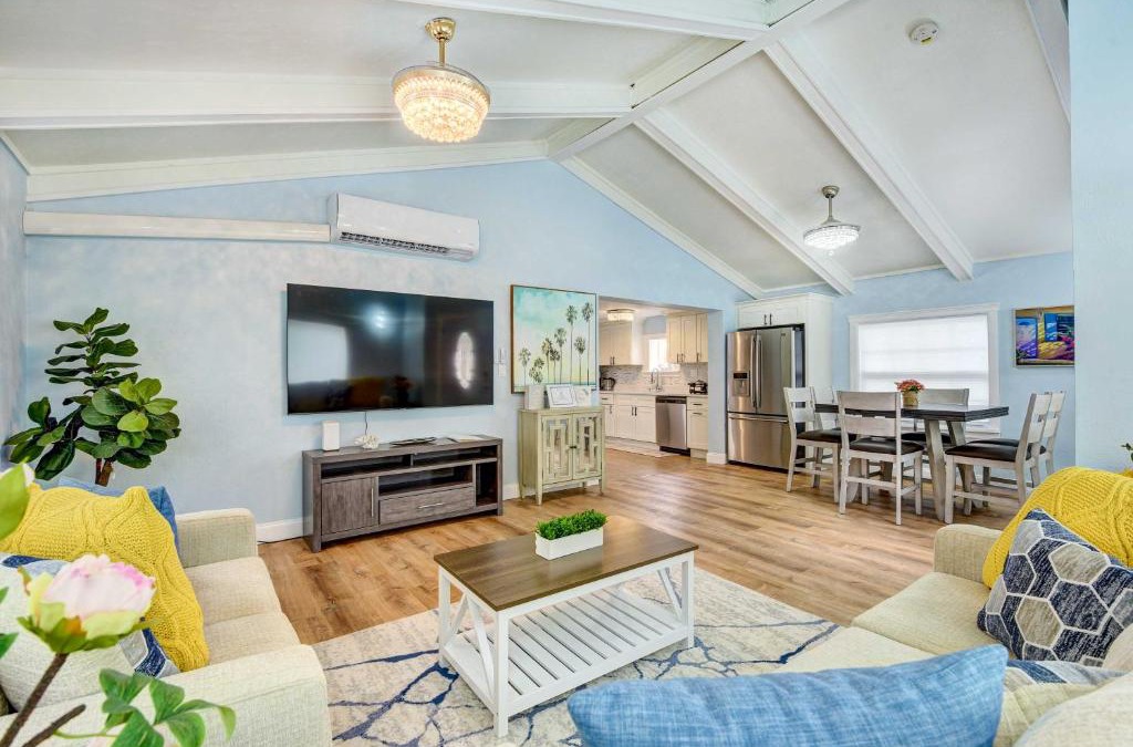 Bayou Oaks House | Sarasota Home with Screened Porch, Walk To Zoo!