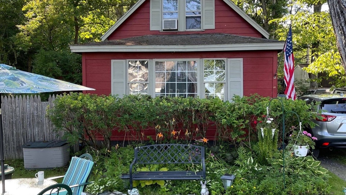Malta Cottage | Saratoga Lake Rustic Cottage