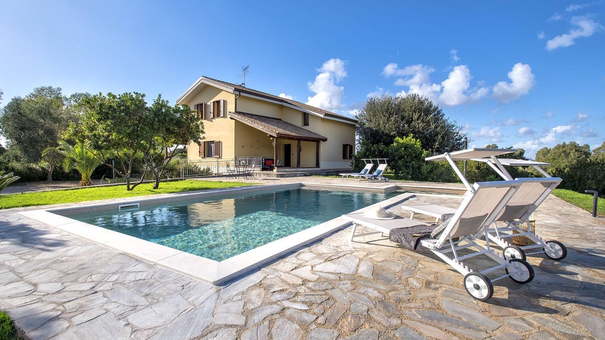 Olmedo Villa | Sardinia Re - Villa Gialla