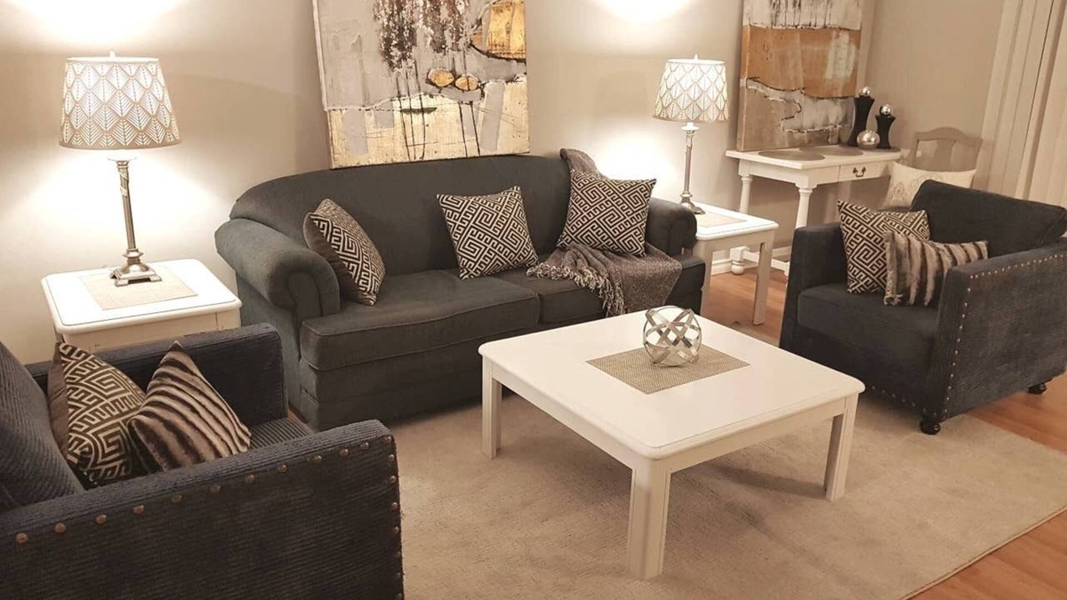 Sarnia House | Sarnia's Central Six - BIG 6 BR/2 BA w/patio & BBQ