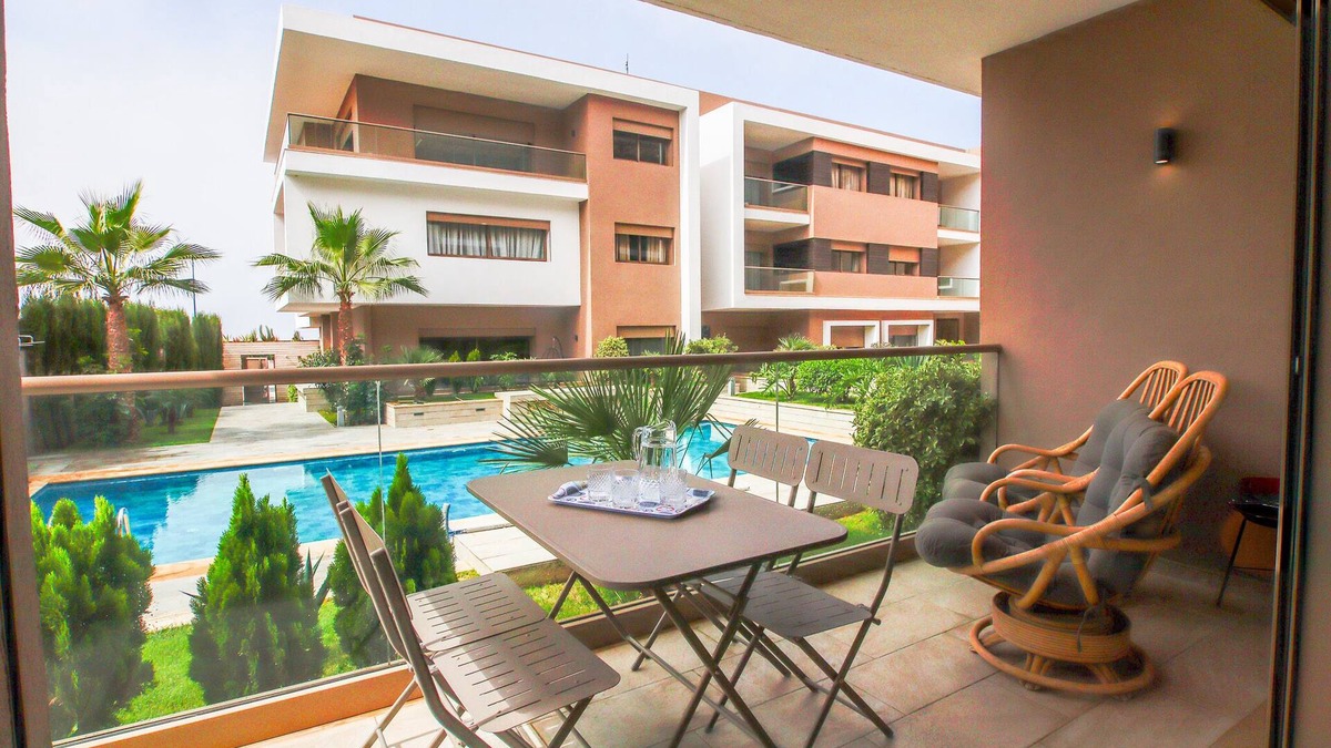 Tamrhakht Apartment | Sasha - Piscine - Luxe-Apartment-Deluxe-Mobility bath-Pool view