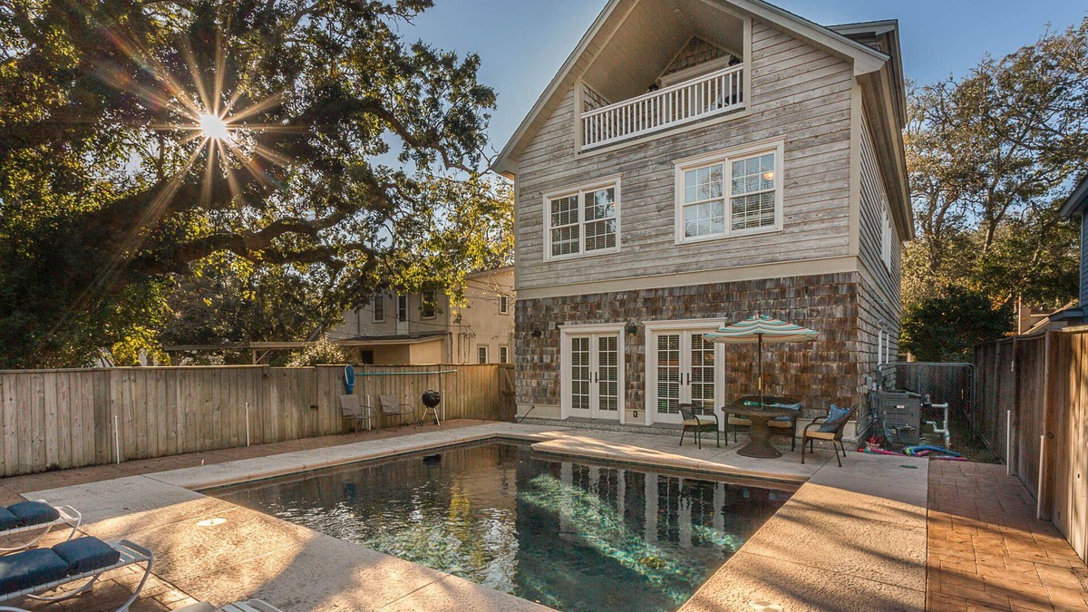 Saint Simons Island House | Sassy Peach Cottage - 5 Bed/4.5 Bath. Large Pool. Near Lighthouse/Pier/Village!