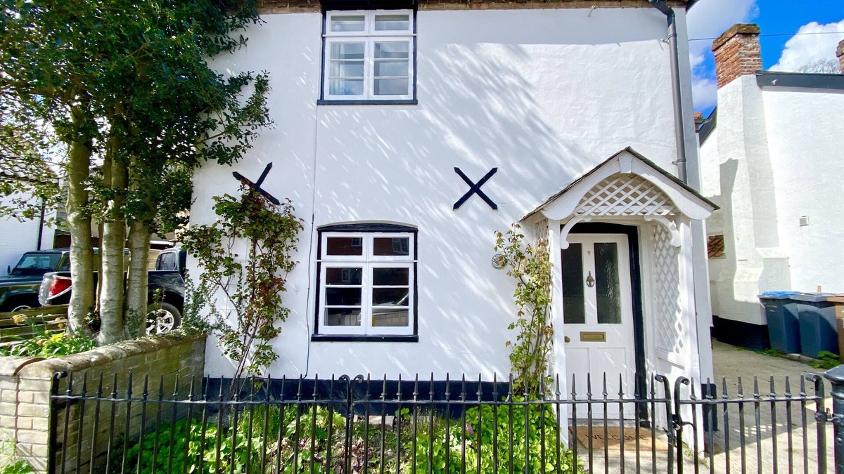 Westleton Cottage | SATIS COTTAGE, WESTLETON, pet friendly, with open fire in Westleton