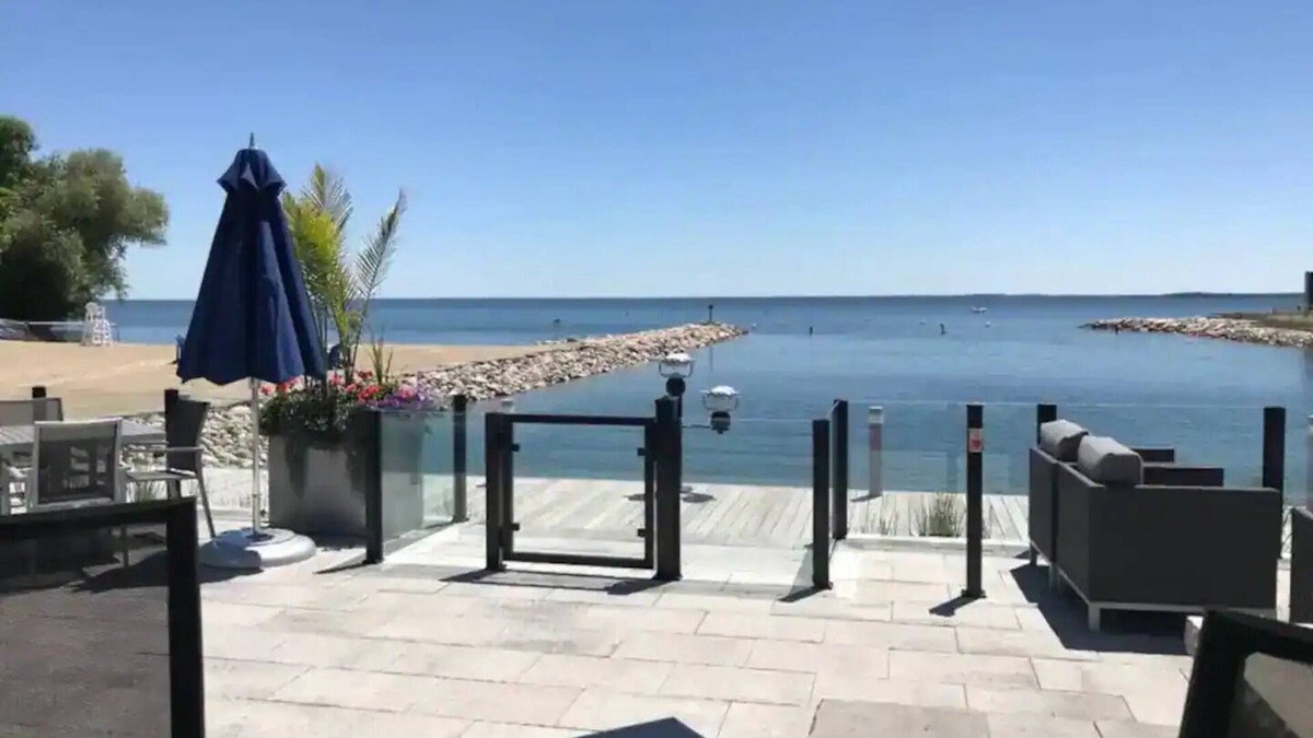 Innisfil Condo | Sauna*King Bed*Fireplace*Smart TV*Queen Sofa Bed*Coffee Bar